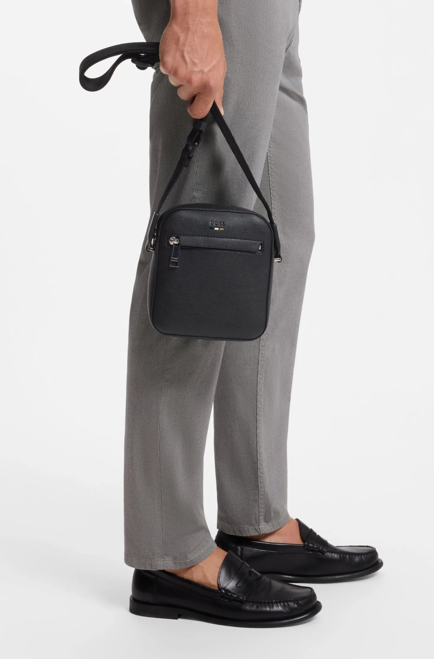 Reporter-Tasche aus genarbtem Kunstleder mit Signature-Stripe-Details