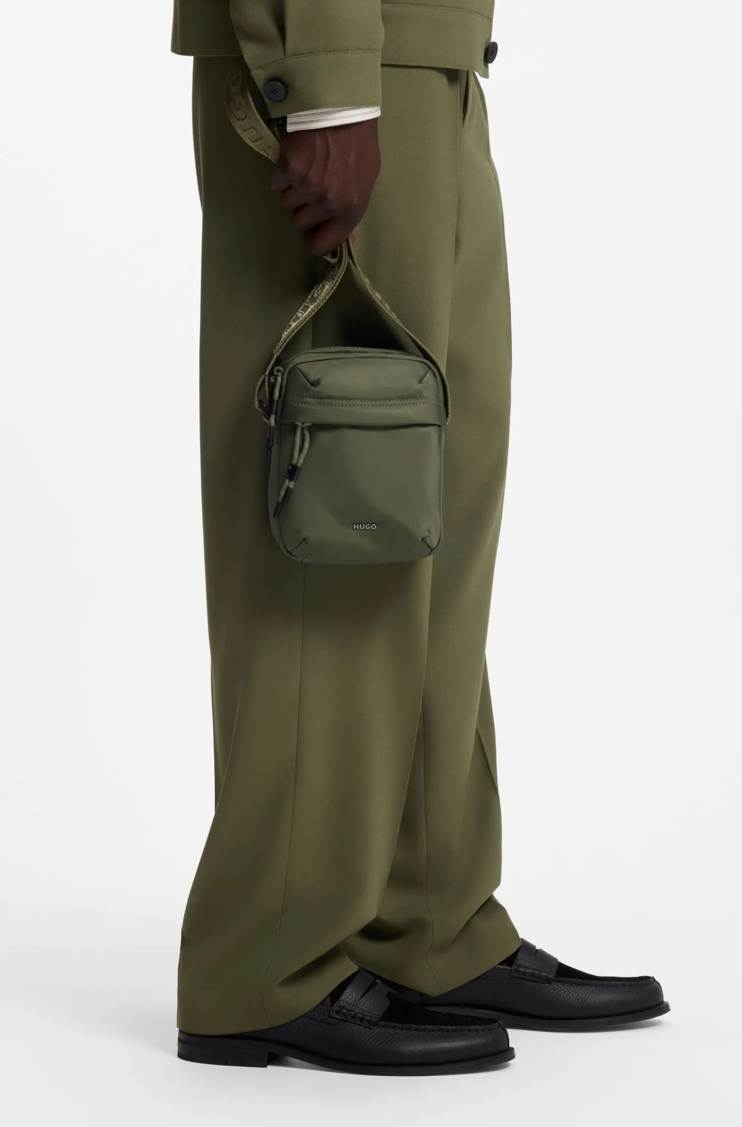 Reporter-Tasche aus Twill mit metallenem Logo-Schriftzug