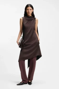 Ärmelloses asymmetrisches Kleid aus drapiertem Sable-Satin