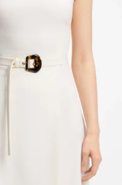 Ärmelloses Kleid mit Gürtel mit Schließe