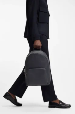 Rucksack aus genarbtem italienischem Leder mit geprägtem Logo