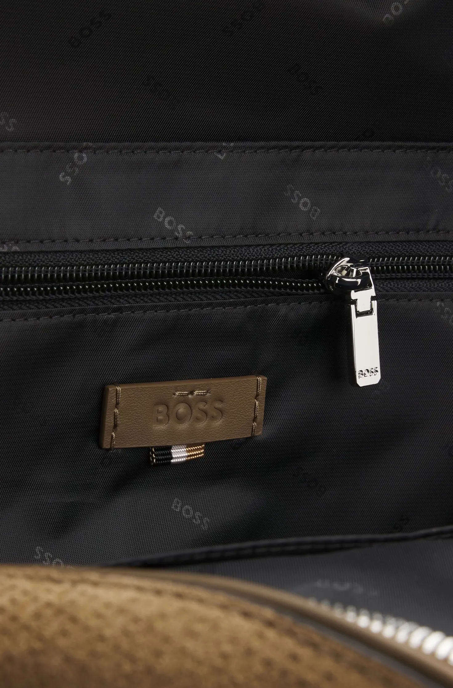 Rucksack aus Veloursleder mit Monogramm-Prägung