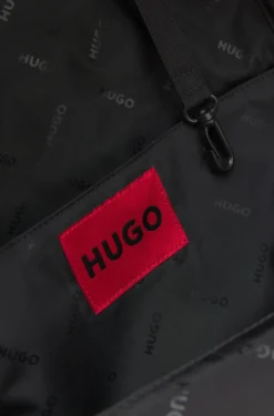Rucksack mit Reißverschluss und Logo-Aufnäher aus Gummi