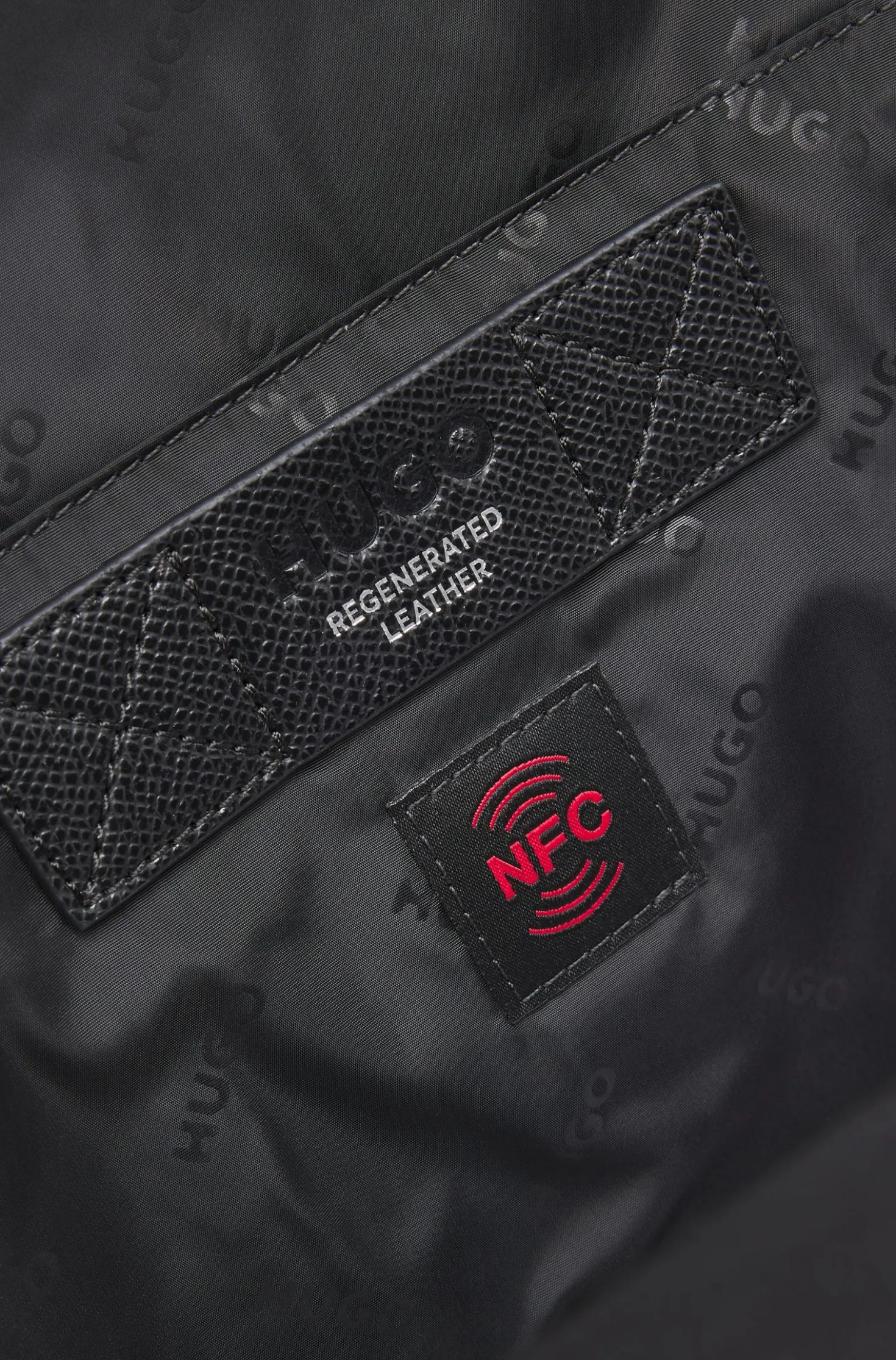Rucksack mit silberfarbenen Details