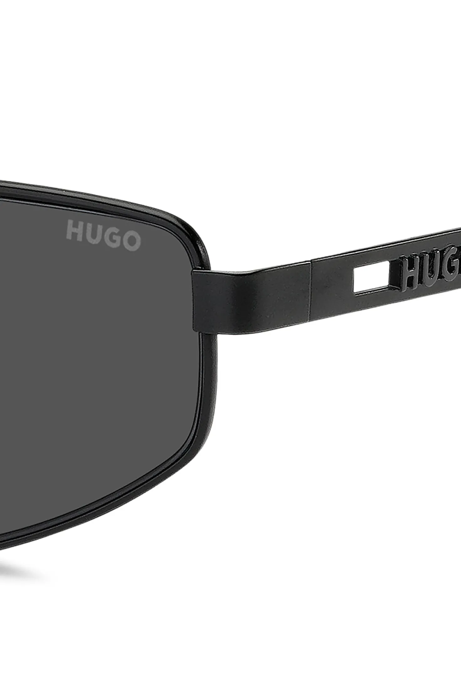 Schwarze Sonnenbrille aus Metall mit ausgestanztem Logo