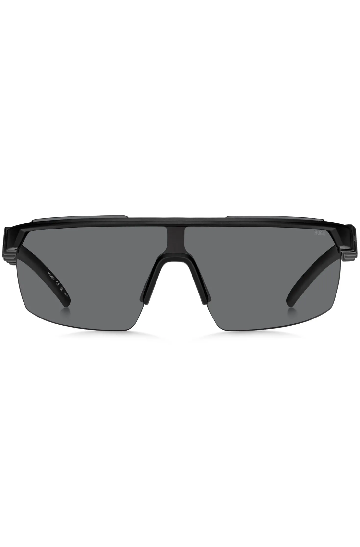 Schwarze Sonnenbrille im Masken-Stil mit 3D-Logo auf den Bügeln