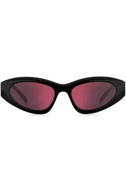 Schwarze Sonnenbrille mit Perlenkette