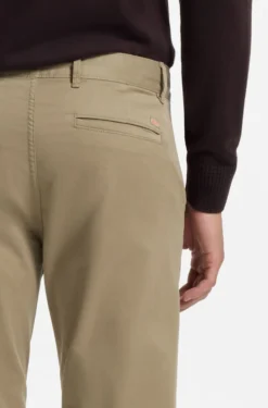 Slim-Fit Hose aus überfärbtem elastischem Satin