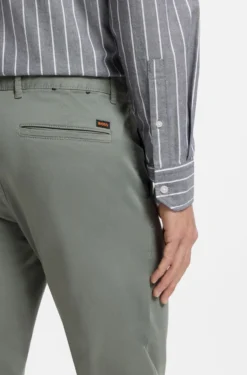 Slim-Fit Hose aus überfärbtem elastischem Satin