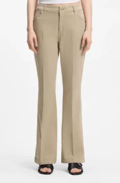 Slim-Fit Hose mit ausgestelltem Beinverlauf