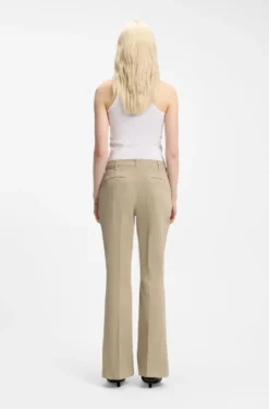 Slim-Fit Hose mit ausgestelltem Beinverlauf