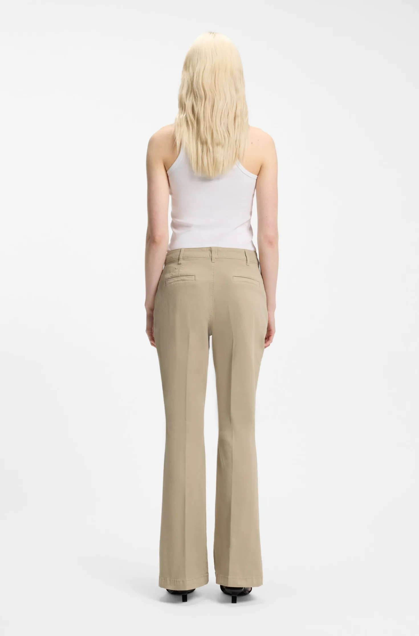 Slim-Fit Hose mit ausgestelltem Beinverlauf