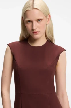 Slim-Fit Kleid mit Flügelärmeln