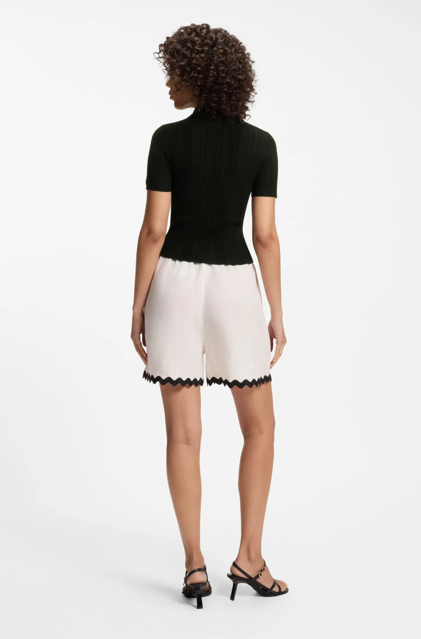 Slim-Fit Pullover mit Polokragen und Rippstruktur