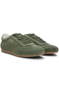 Sneakers aus Veloursleder mit Logo-Details