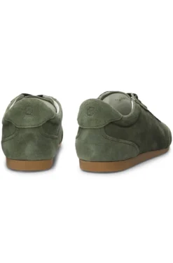 Sneakers aus Veloursleder mit Logo-Details