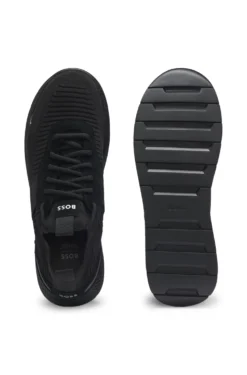 Sneakers aus verschiedenen Materialien mit gestricktem Obermaterial und Veloursleder-Details