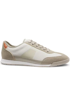 Sneakers aus verschiedenen Materialien mit gerippter Laufsohle