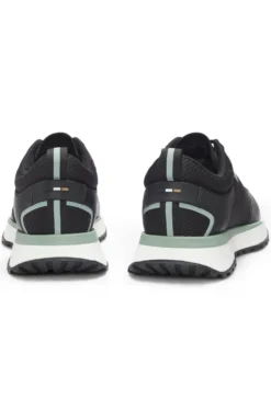 Sneakers aus verschiedenen Materialien mit Mesh und Logos