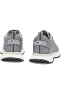 Sneakers aus verschiedenen Materialien mit Mesh und Logos
