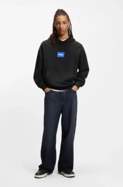 Sneakers mit Lackdetails und Schnürung