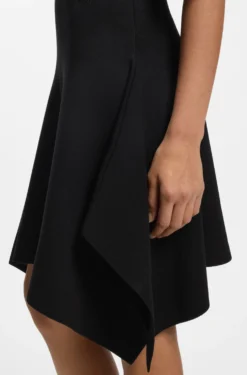 Strickkleid mit geformtem Saum