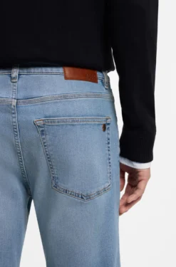 Tapered-Fit Jeans aus blauem Super-Stretch-Denim