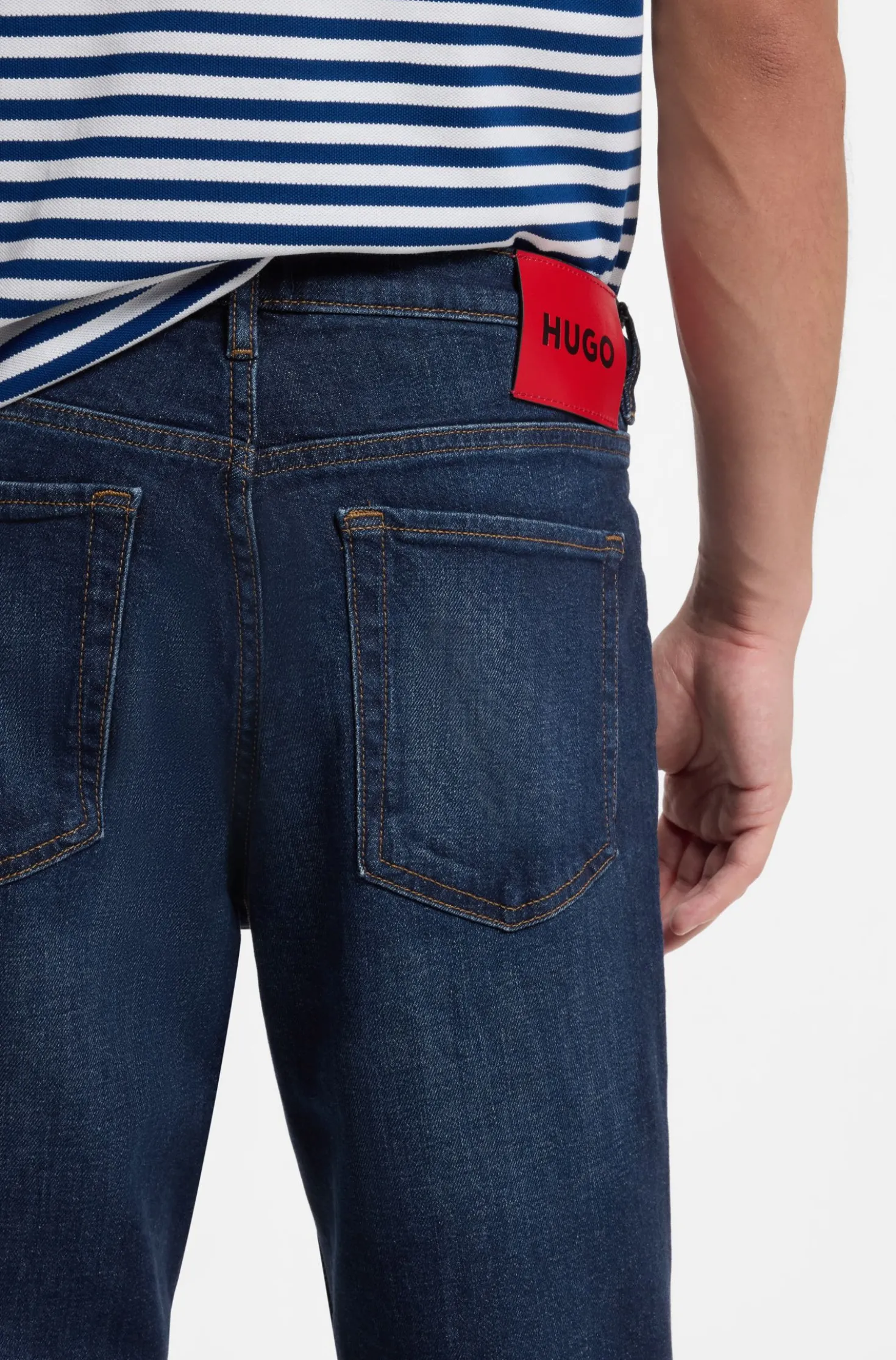 Tapered-Fit Jeans aus dunkelblauem Stretch-Denim