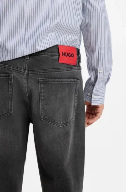 Tapered-Fit Jeans aus schwarzem Stretch-Denim