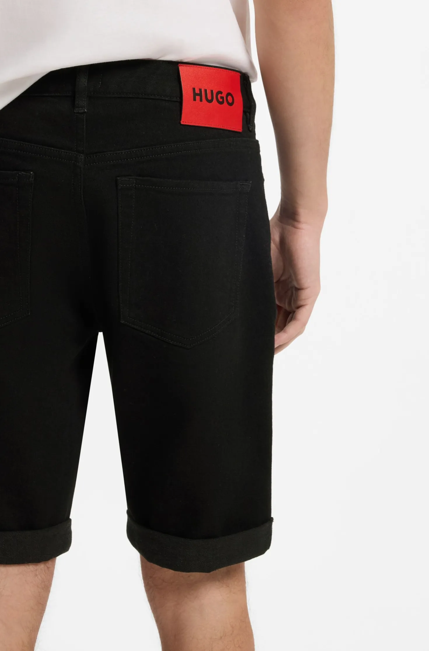 Tapered-Fit Shorts aus schwarzem Stretch-Denim