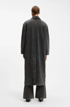Trenchcoat aus schwarz gewaschenem Denim mit Nadelstreifen