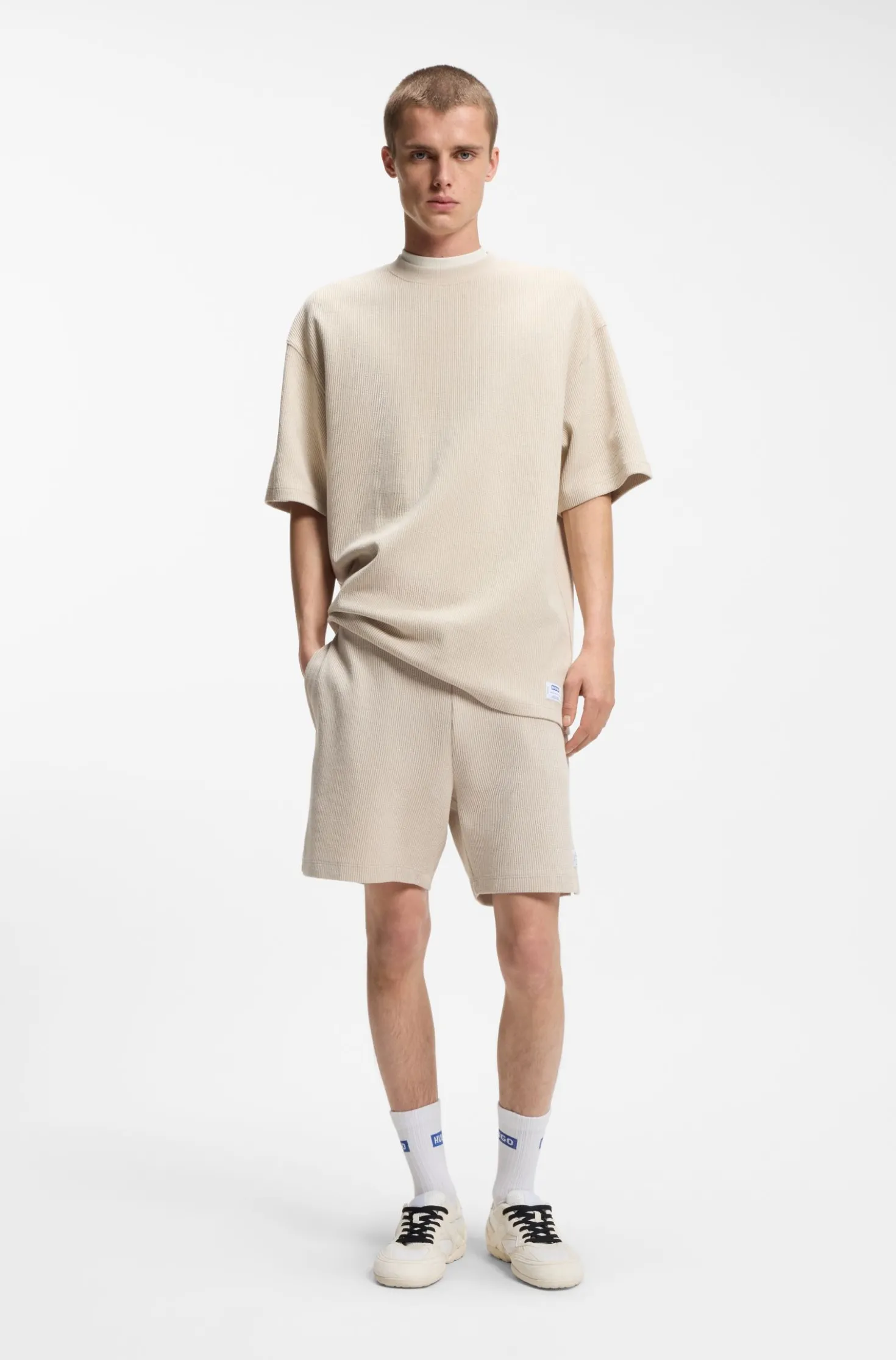 T-Shirt aus Baumwoll-Jersey mit blauem Logo-Aufnäher