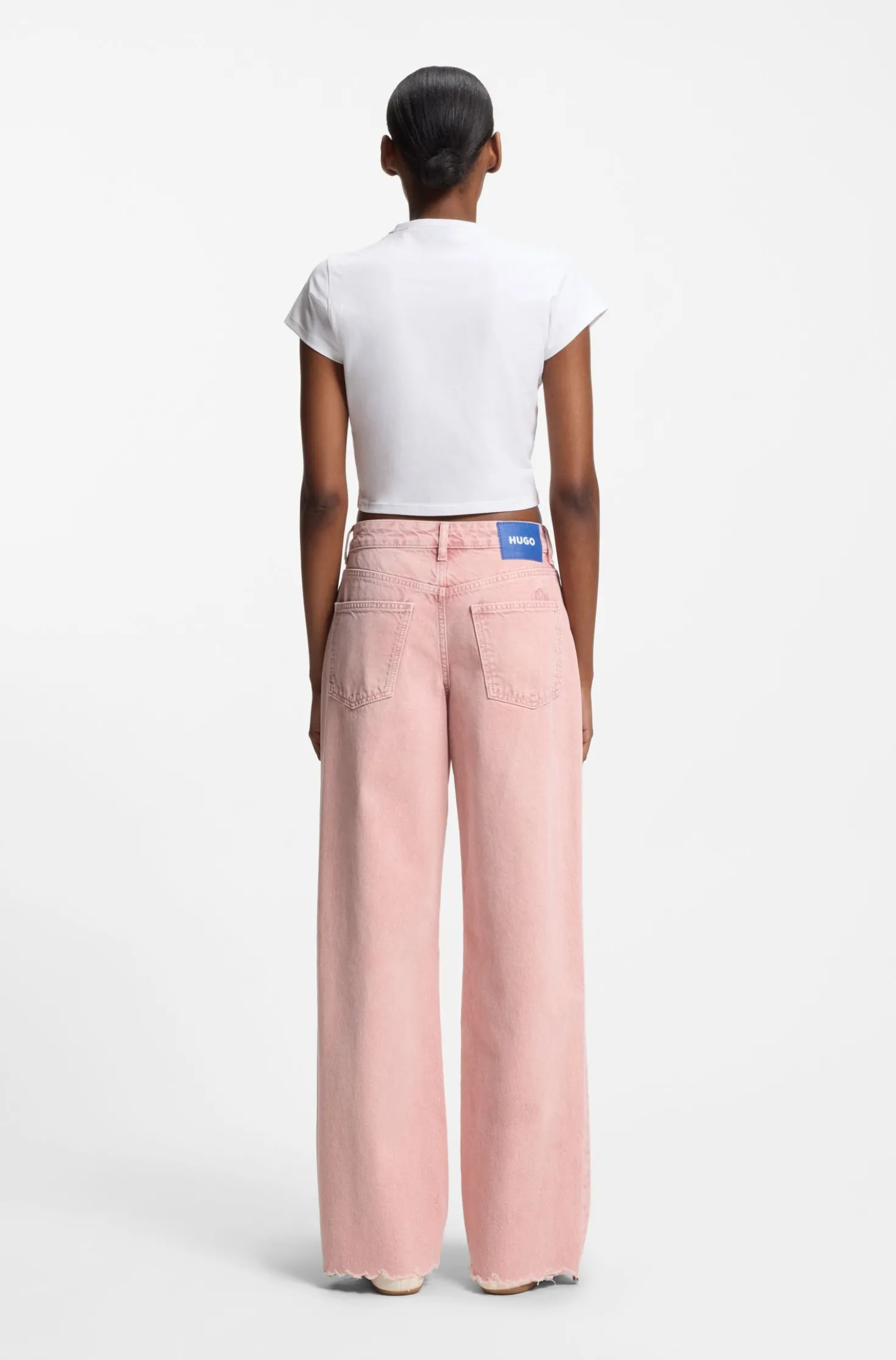 T-Shirt aus Stretch-Baumwolle in Cropped-Länge mit Happy HUGO Logo aus Strass