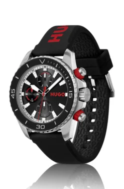 Uhr mit schwarzem Zifferblatt und Logo auf dem Silikonarmband