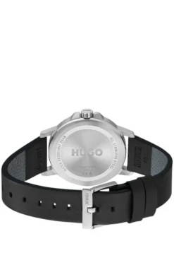 Uhr mit schwarzem Zifferblatt und Lederarmband