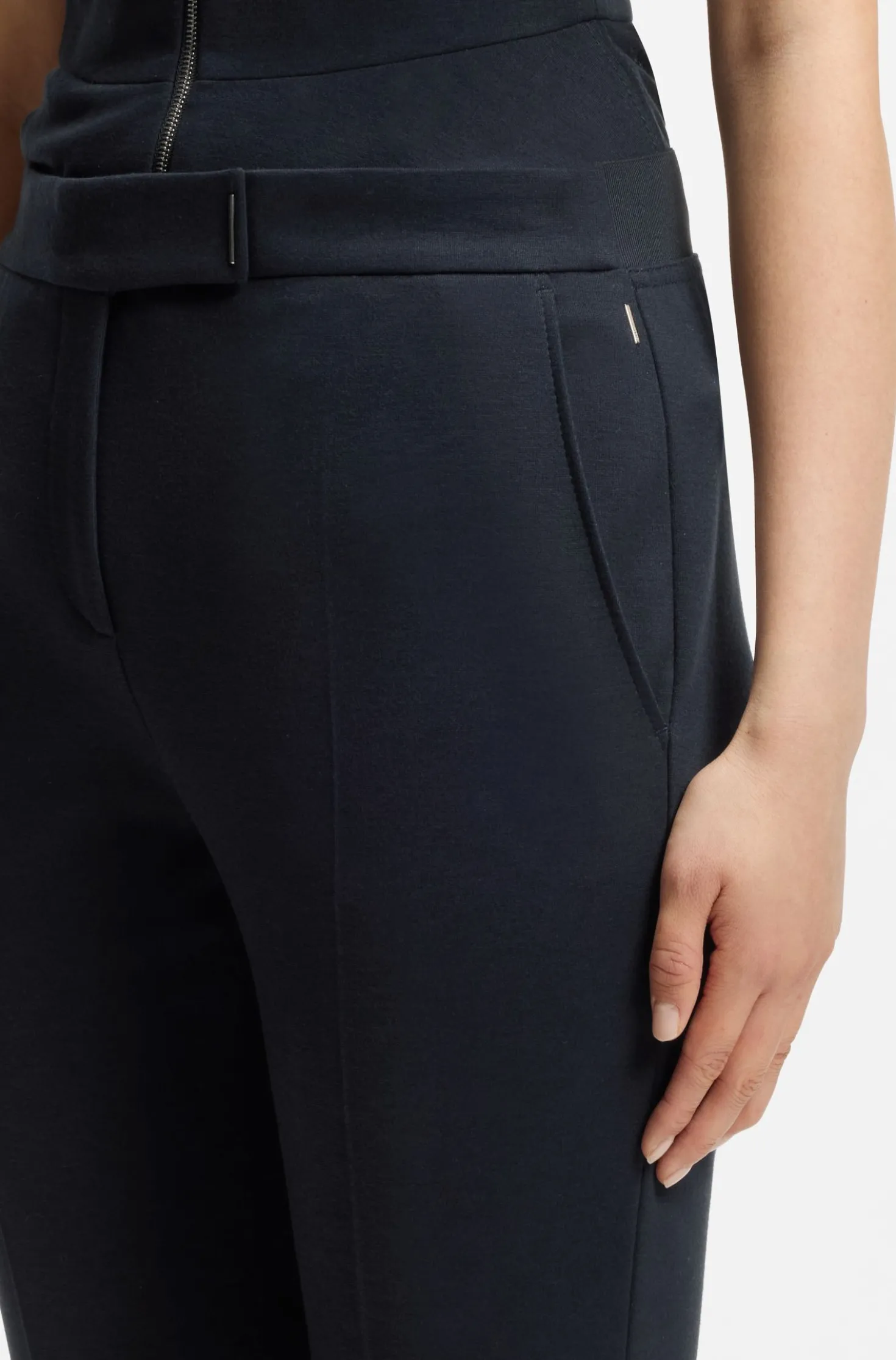 Verkürzte Flared-Fit Hose aus knitterfreiem Stretch-Gewebe