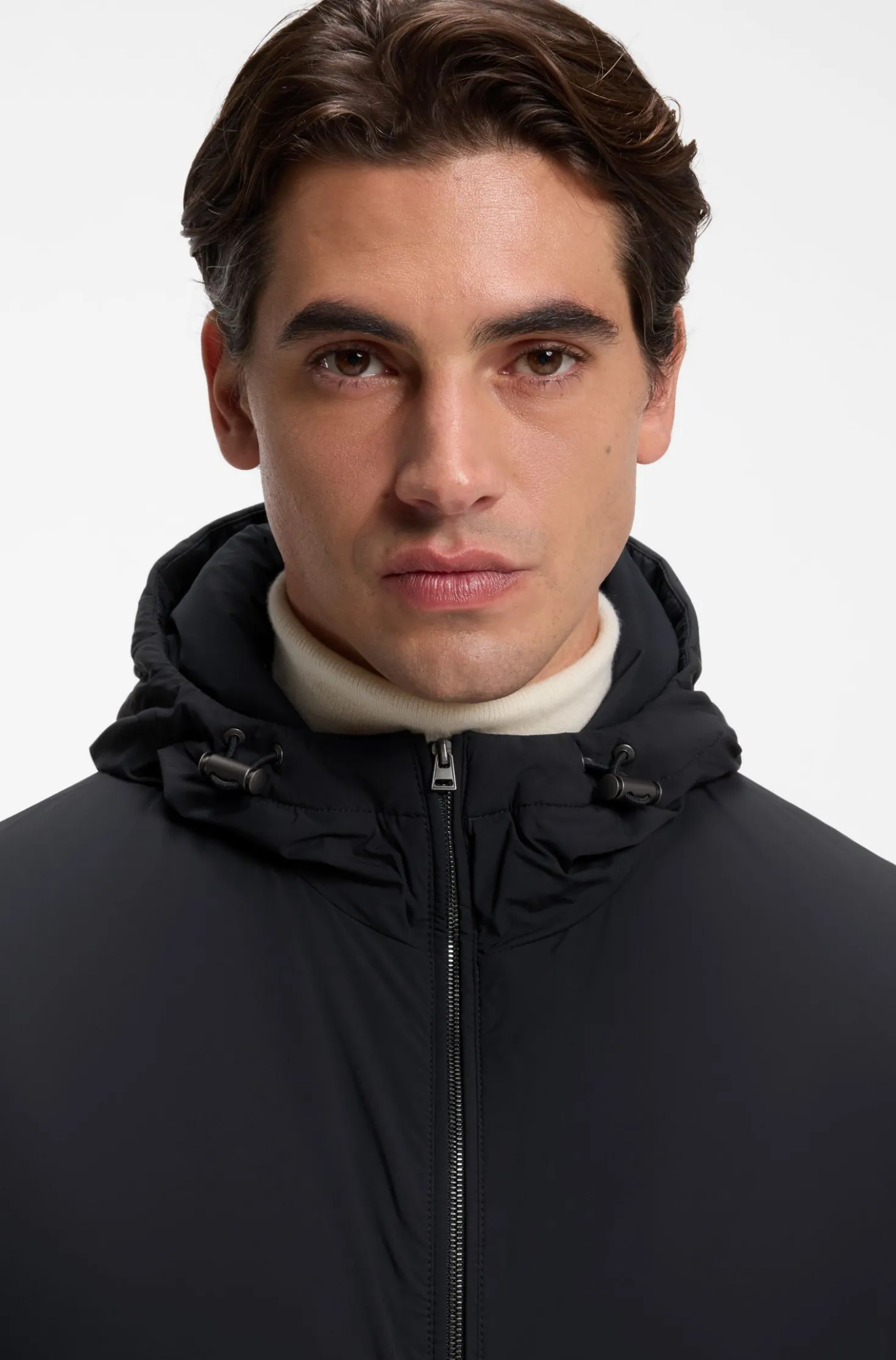 Wasserabweisende Kurzjacke mit Kapuze und Daunenfüllung