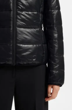 Wasserabweisende Steppjacke mit Kapuze und aufgedrucktem Logo