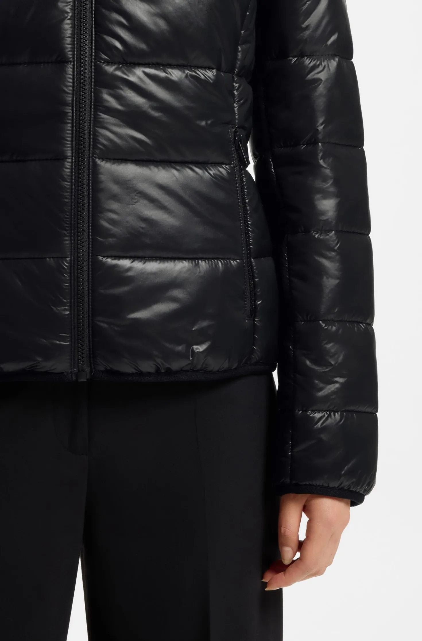 Wasserabweisende Steppjacke mit Kapuze und aufgedrucktem Logo