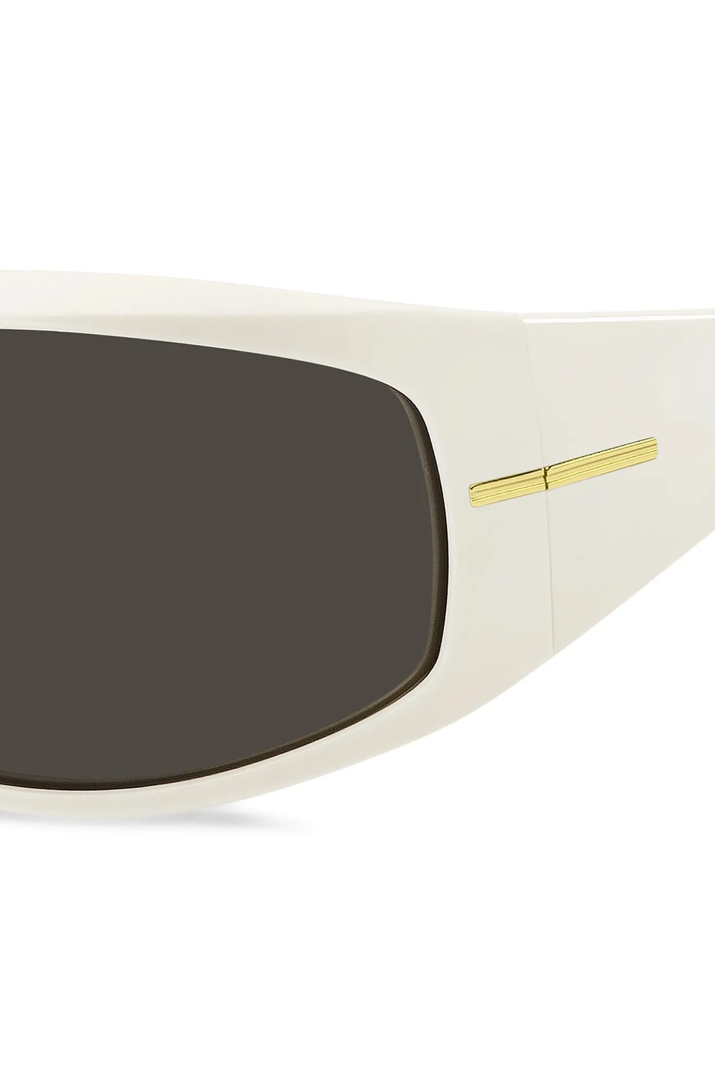 Weiße Sonnenbrille im Masken-Stil mit goldfarbenen Metalldetails
